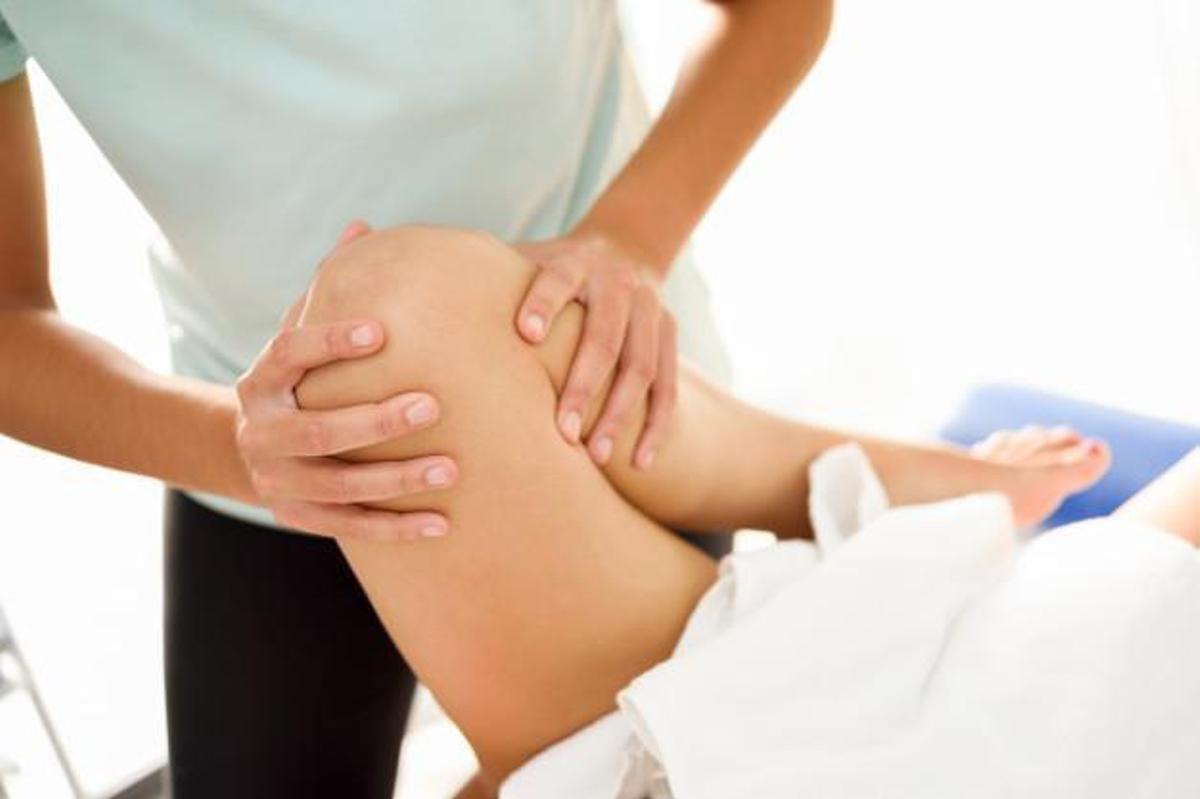 La rehabilitación tras la intervención es fundamental para recuperar la movilidad de la rodilla.