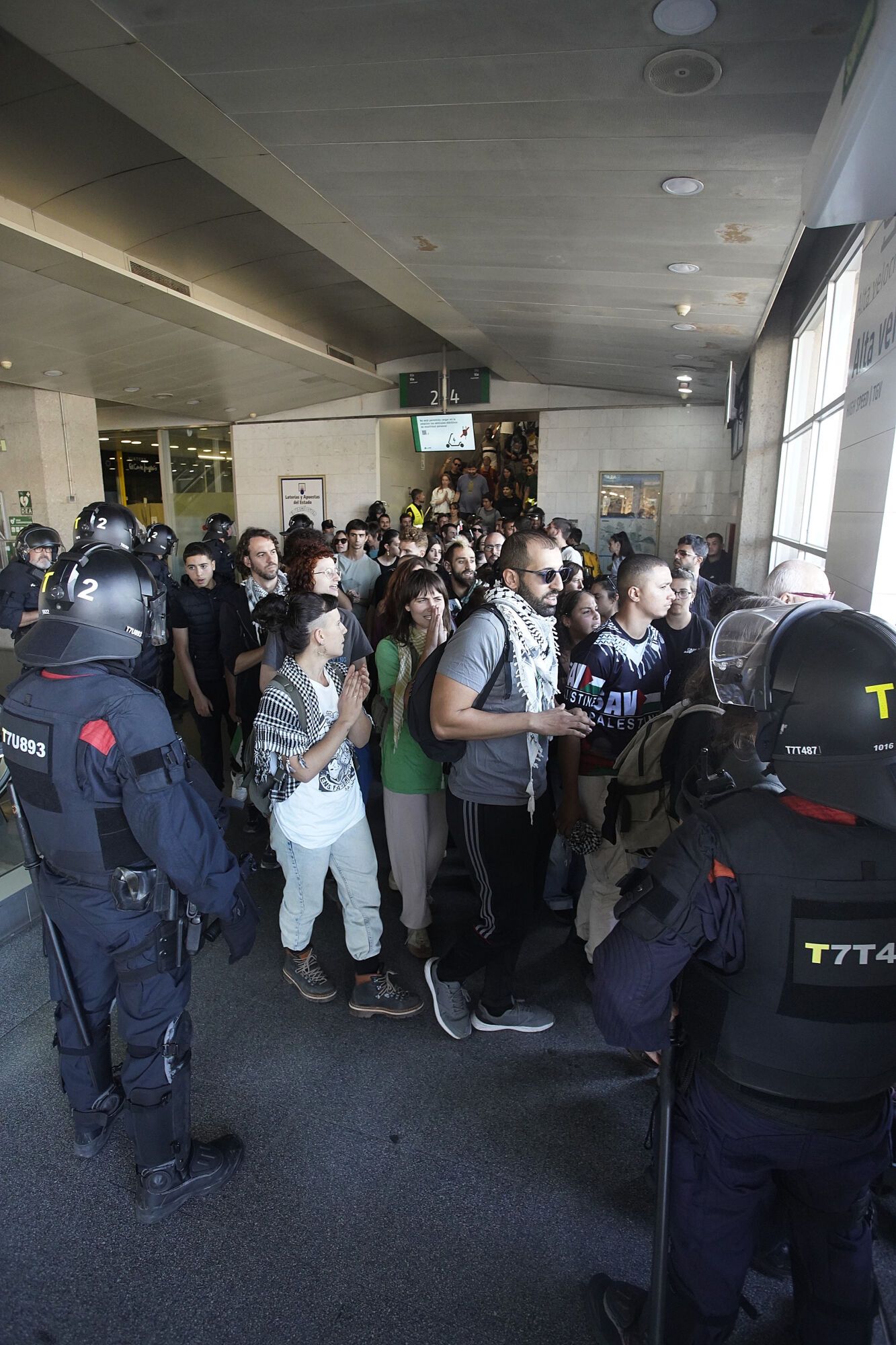 Girona estació tren convencional vies tallades manifestació propalestina intersindical