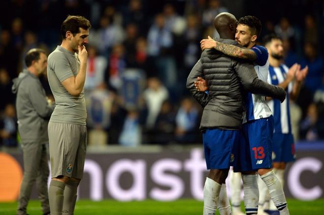 El portero español del Oporto Iker Casillas (L) y sus compañeros reaccionan ante su derrota al final del partido de ida de los cuartos de final de la UEFA Champions League entre el FC Oporto y el Liverpool en el estadio Dragao en Oporto.