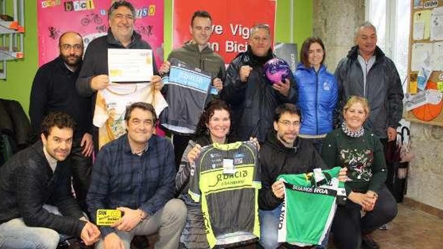 Premiados por la asociación A Golpe de Pedal, ayer. // FdV