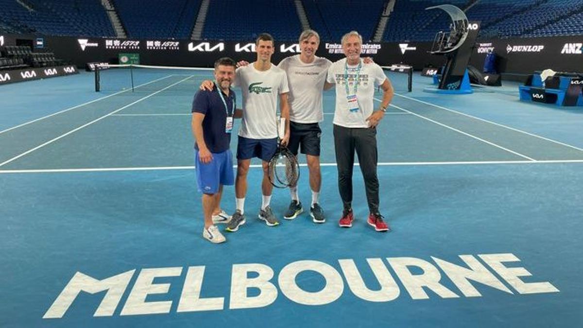 Djokovic, en las pistas de Melbourne, junto a su séquito.