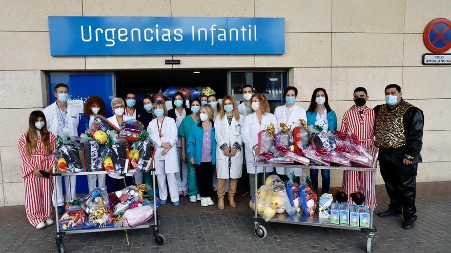 Los sardineros llevan juguetes a los niños hospitalizados en Murcia