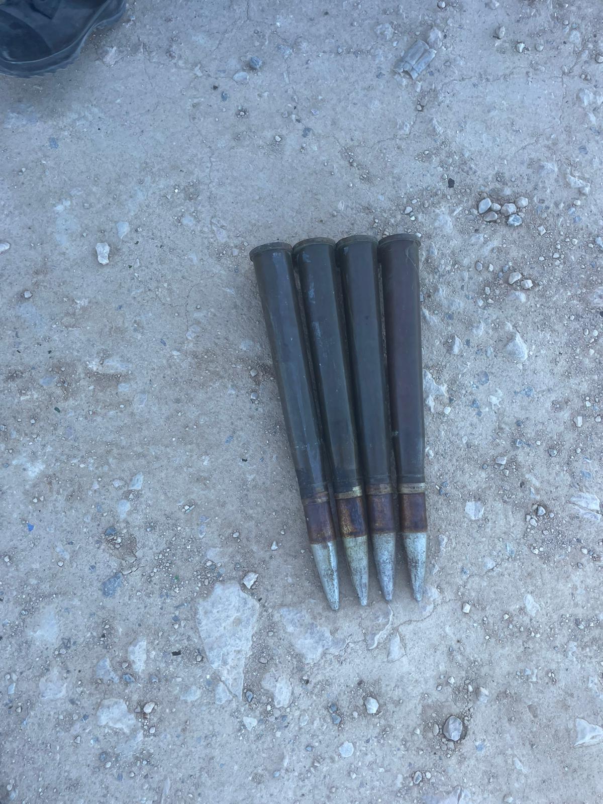 Las cuatro balas puntuagudas encontradas por la Policia Local de San Antoni en el interior de un vehículo en estado de deterioro
