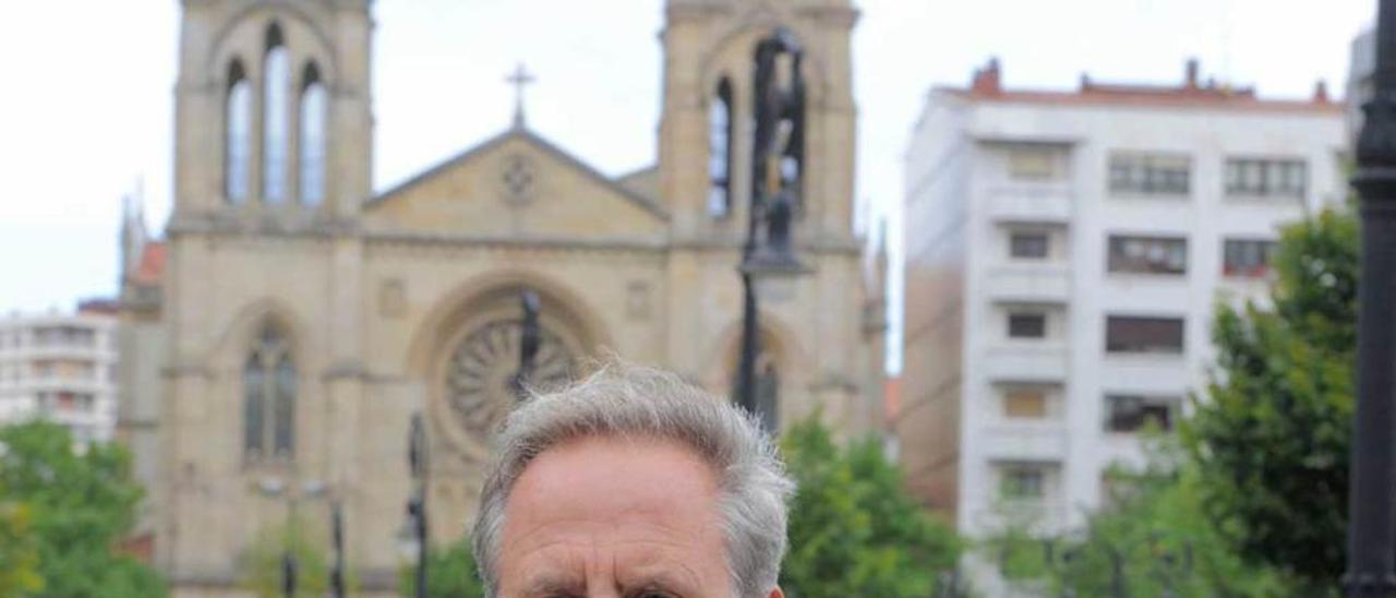 Tomás Solarana, con la iglesia de San Lorenzo detrás.