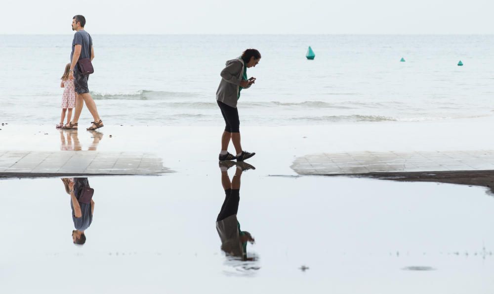 Las lluvias han partido en dos la playa de la Albufereta