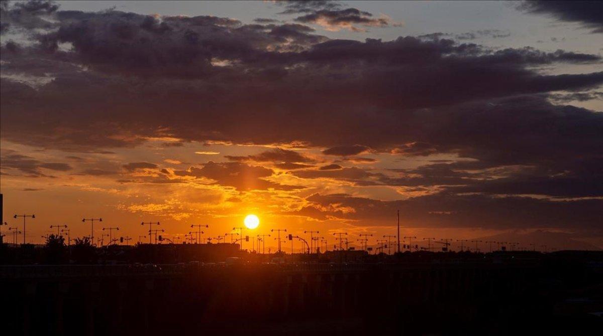 La última puesta de sol del verano, el lunes 21 de septiembre, en Zaragoza.