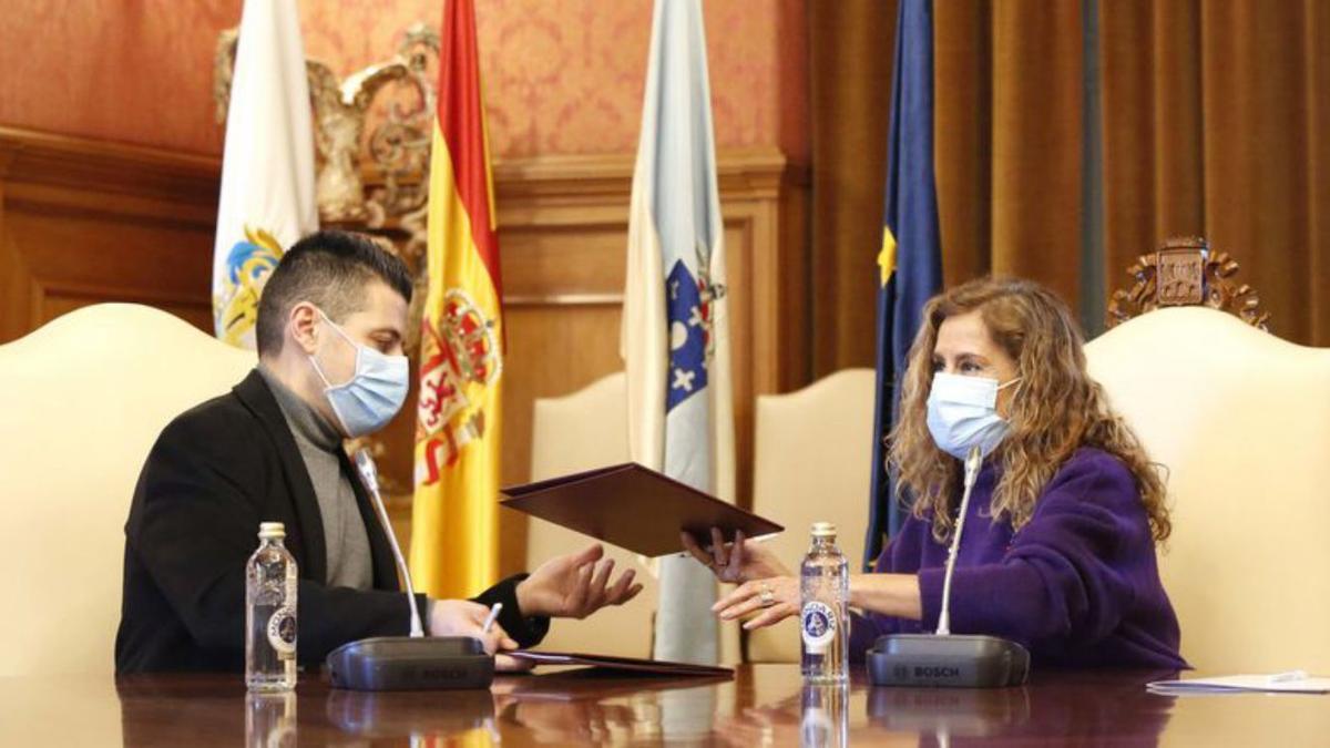 Silva firma el convenio de Ponte Caldelas con Andrés Díaz.   | // FDV