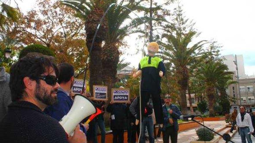 Los sindicatos presentan a la Policía con la soga al cuello