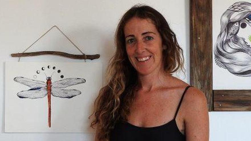 Pilar Mena termina de montar la exposición en Formentera.