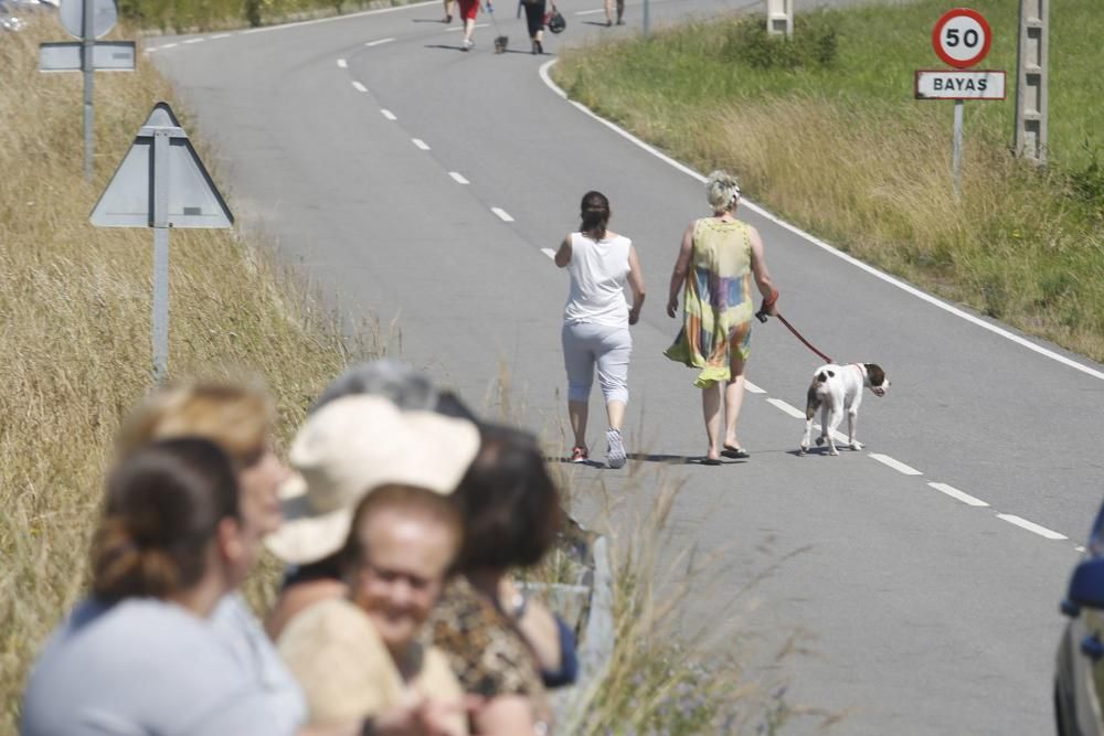 Concentración de los vecinos de Bayas, en Castrillón, contra la presencia de perros en la playa