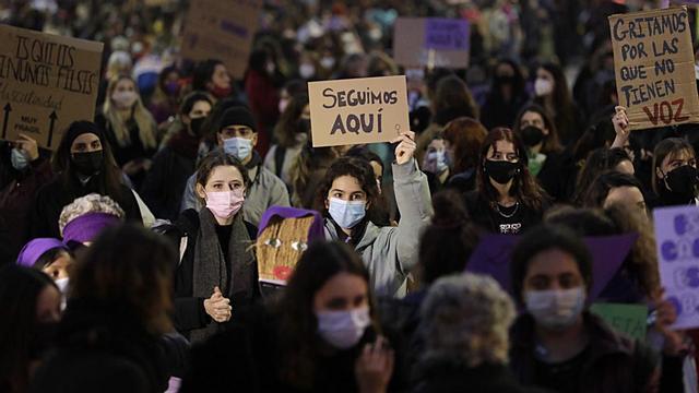 Manifestación del 8M, día de la mujer en el Passeig de Gràcia de Barcelona