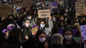 Els Mossos habiliten un número de WhatsApp per trencar el silenci del masclisme