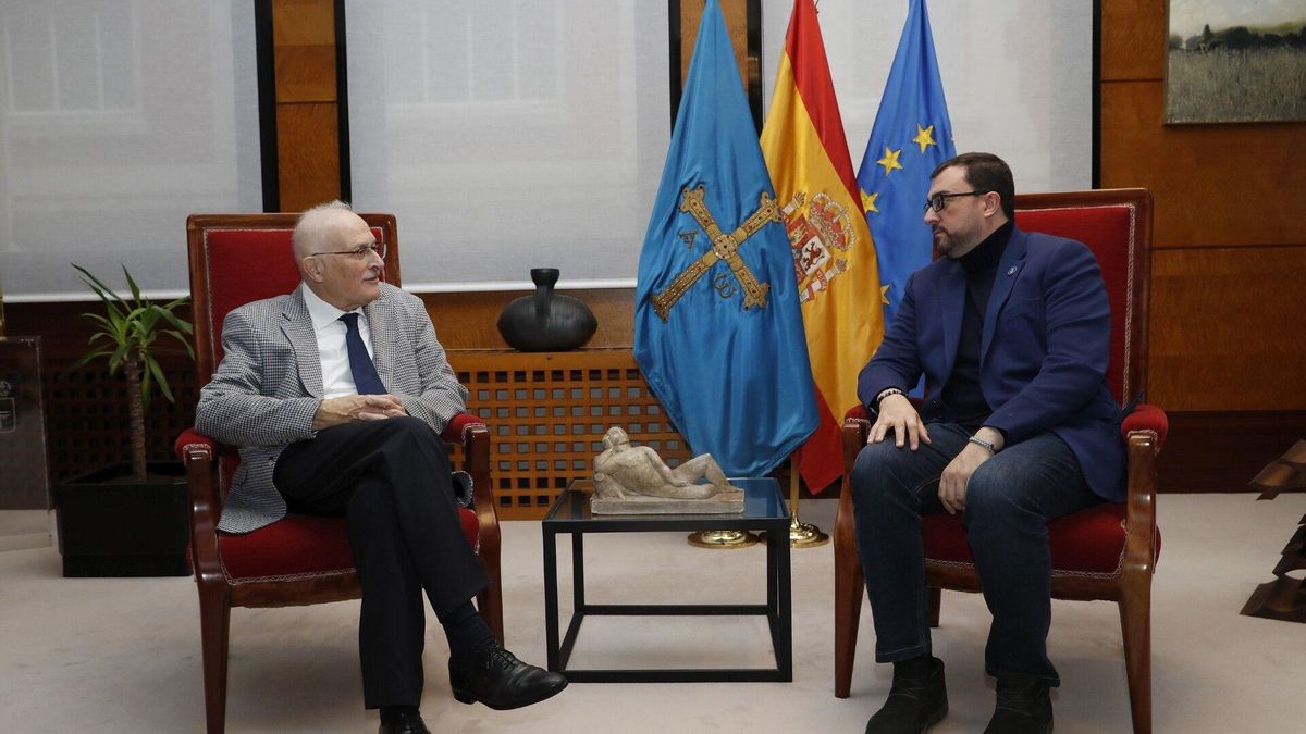 Por la izquierda, Antonio Trevín y Adrián Barbón, en la sede de Presidencia del Principado