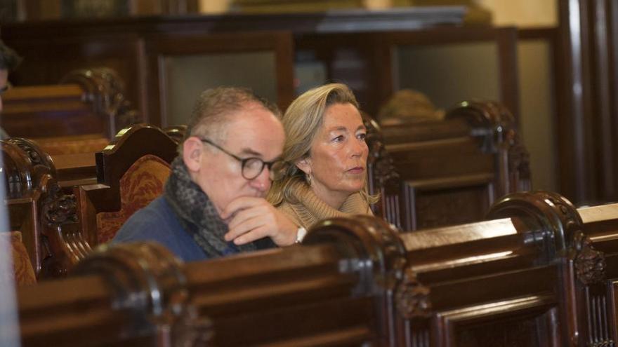 Miguel Lorenzo, con la portavoz municipal del PP, Rosa Gallego, en el pleno de esta mañana en el Ayuntamiento.