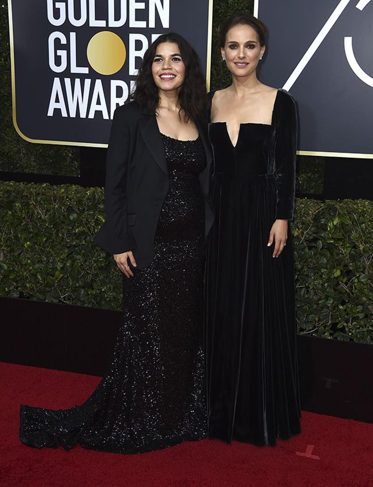 Natalie Portman y America Ferrera en los Globos de Oro 2018