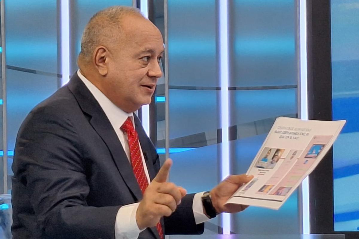 Diosdado Cabello hablando durante una entrevista con el canal multiestatal Telesur este sábado, en Caracas (Venezuela).