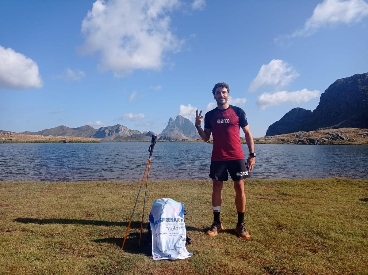 Carlos Ruiz muestra la bandera de su reto transpirenaico