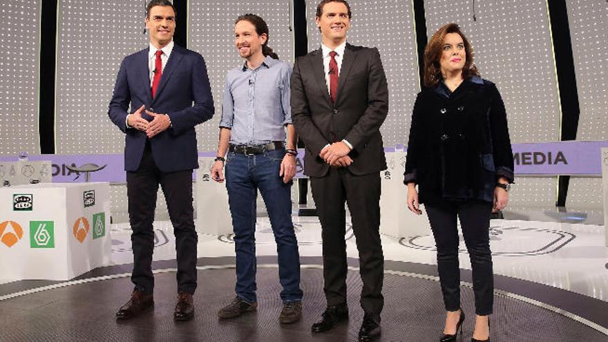 De izqda. a decha., Pedro Sánchez, Pablo Iglesias, Albert Rivera y Soraya Sáenz de Santamaría, anoche antes del debate.