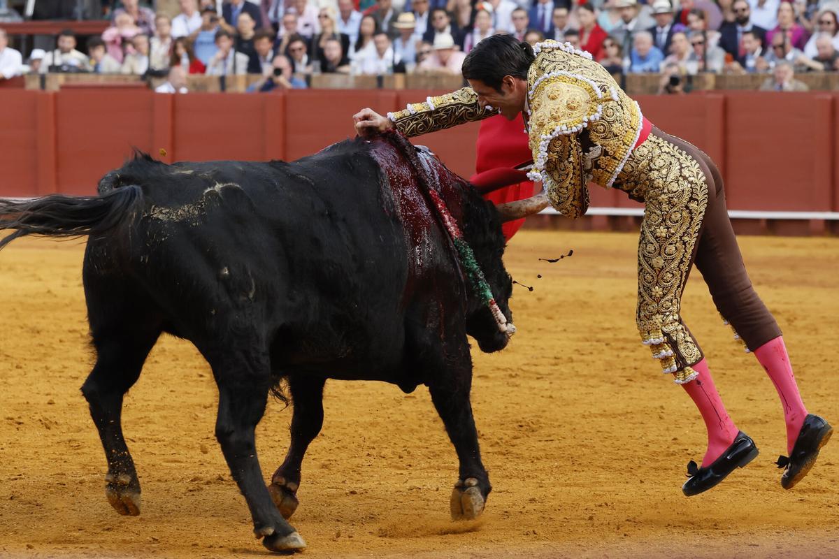 El diestro Emilio de Justo durante la lidia de su primer toro, en úndemia corrida de la Feria de Abril de Sevilla, con reses de la ganadería de El Parralejo, este miércoles en la plaza de la Maestranza.