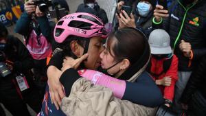 Egan Bernal besa a su novia María Fernanda, en la meta de Cortina d’Ampezzo.