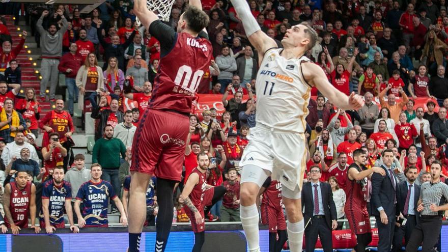 Rodions Kurucs machaca ante Mario Henzoja en el UCAM-Madrid que se jugó en Murcia. | FRANCISCO PEÑARANDA