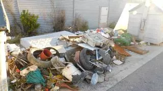 Primera multa por la campaña de limpieza en San Vicente: 800 euros por vertidos irregulares