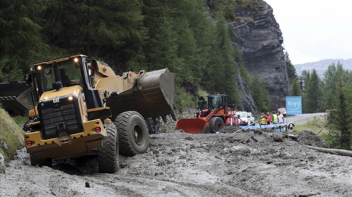 jmexposito49227053 worker use diggers to clean the road of the nineteenth stage190726214823