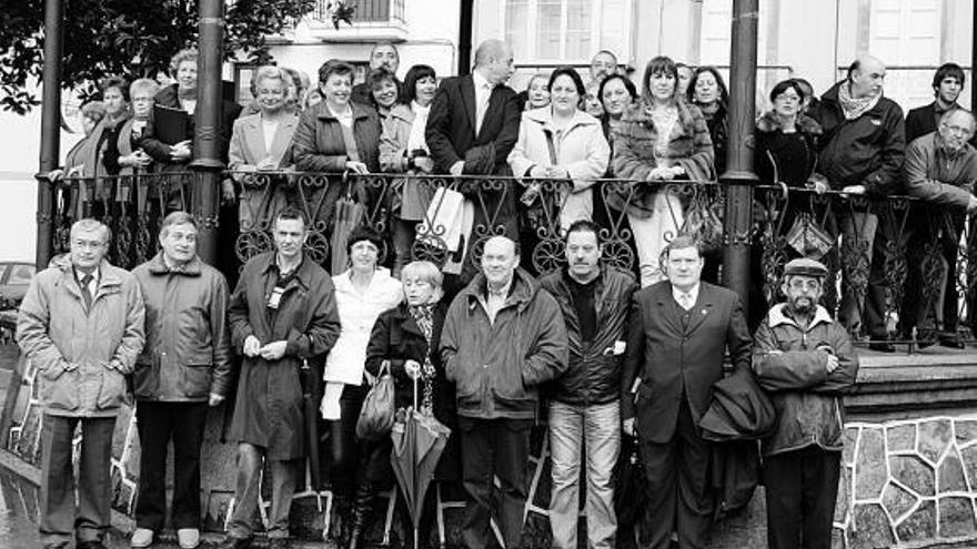 Foto de familia de los supervivientes del accidente y de parte de las personas que ayudaron a su rescate, ayer, en Luarca.