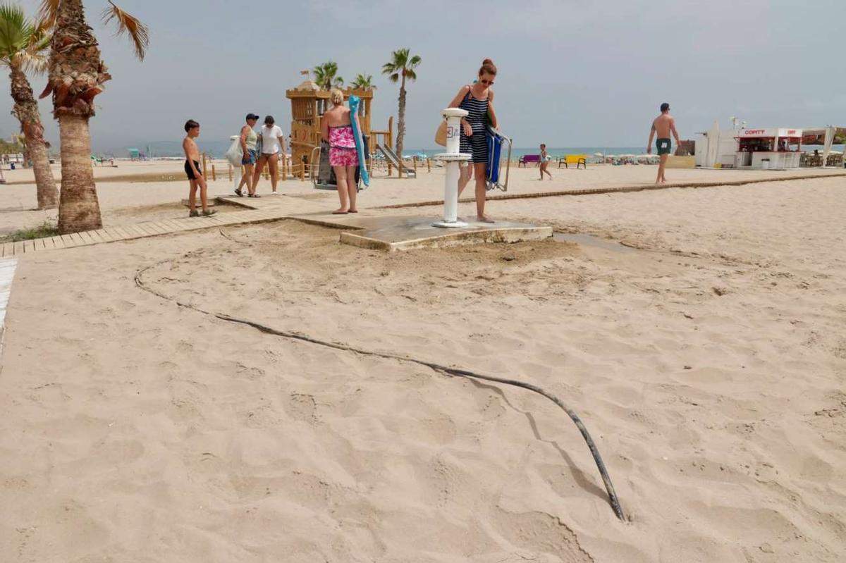 Una tubería asoma en la arena cerca de un lavapiés en la playa de San Juan, este miércoles.