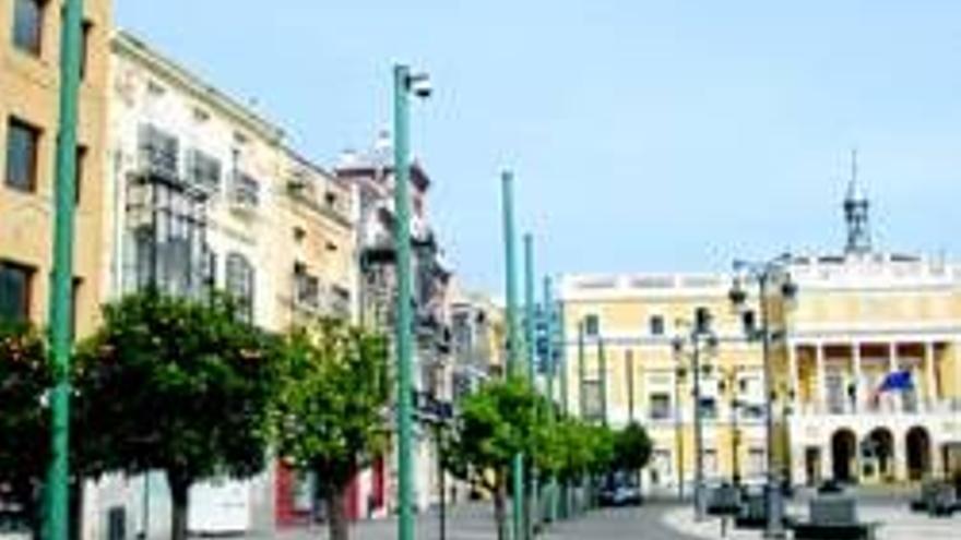 La asociación cívica reclama que se retiren los postes de la plaza de España