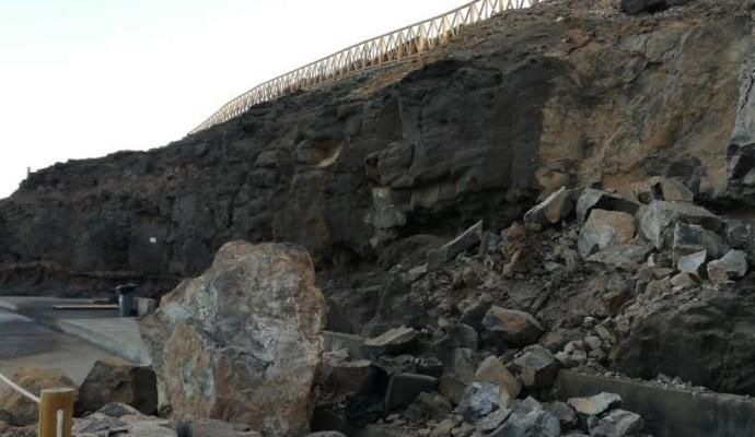 Cae una ladera junto a la playa del Agujero, en Gáldar