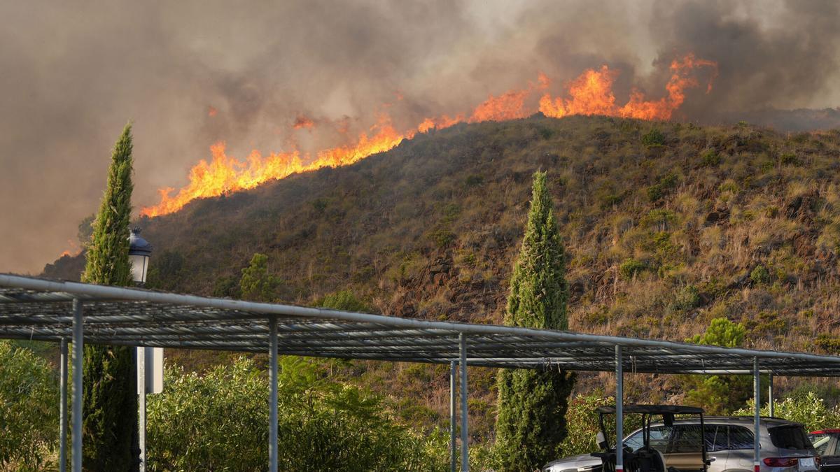 El incendio de Málaga obliga a desalojar a mil vecinos y moviliza a 235 efectivos durante la noche