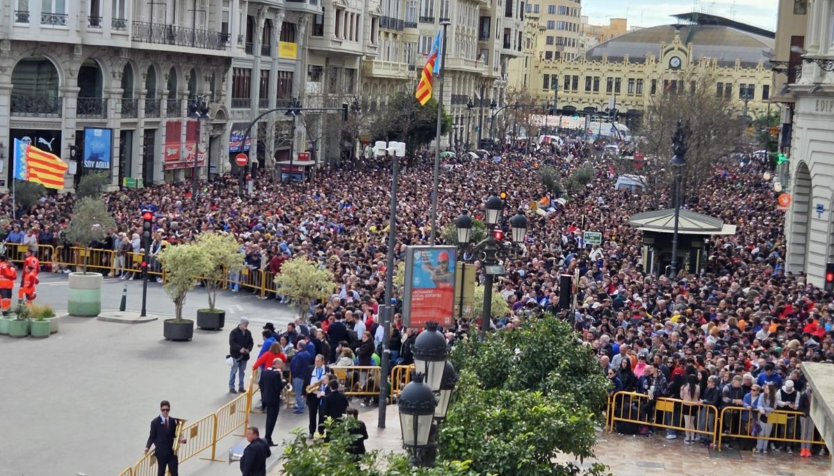 Aglomeración de público ante una "mascletà" municipal
