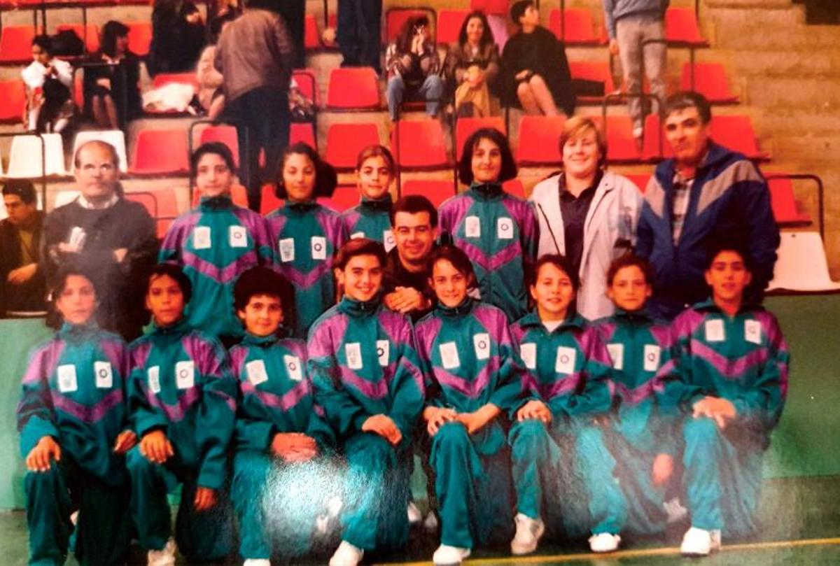 Con 12 años (cuarta por la izquierda de la fila trasera) Con 12 años (cuarta por la izquierda de la fila trasera)