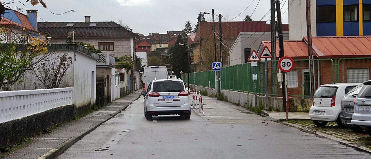 El acceso a los colegios tiene una calle estrecha con una pequeña acera en un margen del vial. |  // NOÉ PARGA