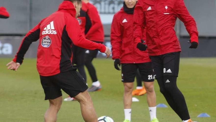 Iago Aspas disputa un balón a Jonny en presencia de Emre Mor, ayer en A Madroa. // Alba Villar