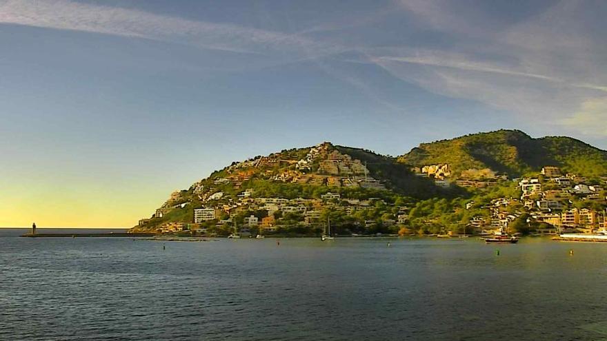 Die Sonne scheint am Himmel über Mallorca.