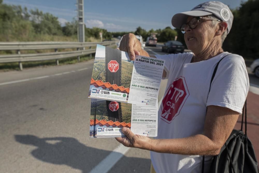 Protesta de la plataforma Aturem la C-32 a peu de carretera