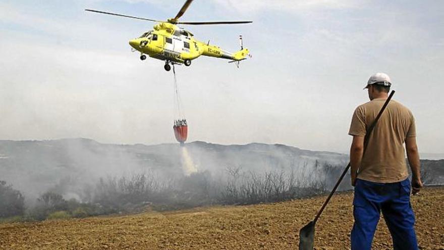 Efectius aeris i terrestres participant en les tasques d&#039;extinció del foc