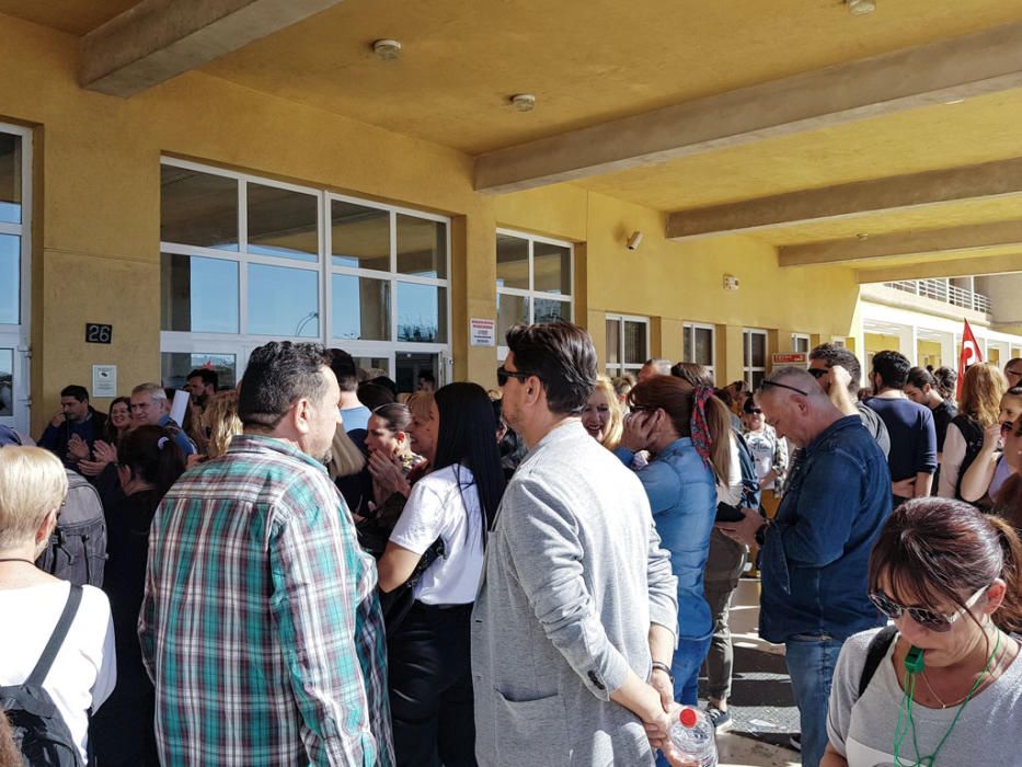 El encierro del personal de limpieza en la Facultad de Derecho de la Universidad de Málaga llega a su tercer día. La basura de los centros sigue acumulándose, pero las empresas, los trabajadores y la institución académica todavía no han llegado a un acuerdo. Este miércoles se ha vuelto a repetir la concentración de otros limpiadores a las puertas del edificio