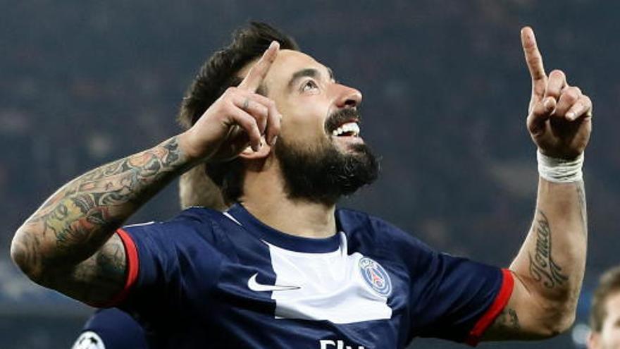 El jugador de Paris Saint Germain, Lavezzi, celebra su gol