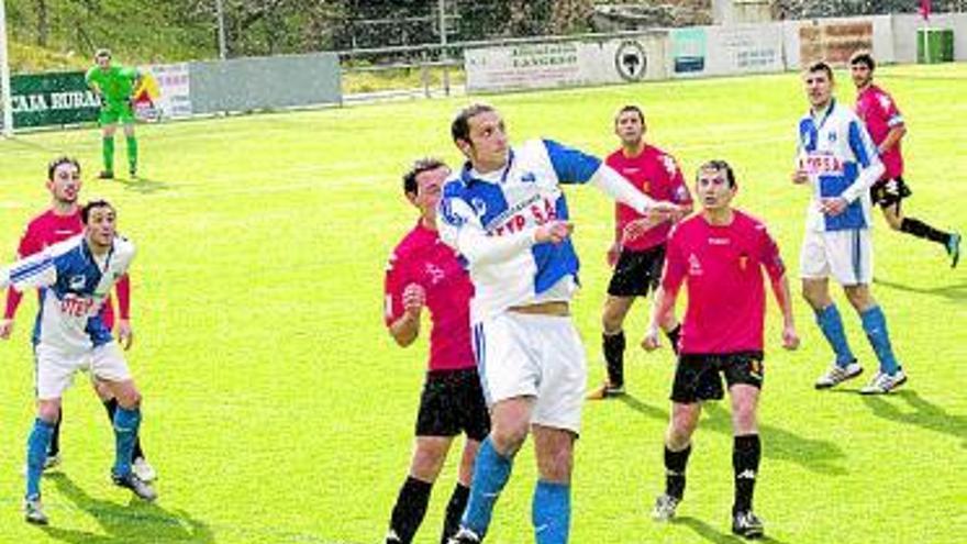 Mario lucha un balón de cabeza en el partido ante el Luarca en El Candín.