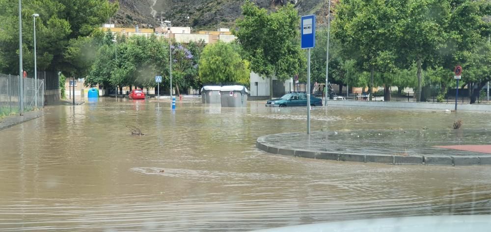 Las lluvias han provocado pequeñas inundaciones en los barrios situados junto a la ladera de la Sierra de Orihuela