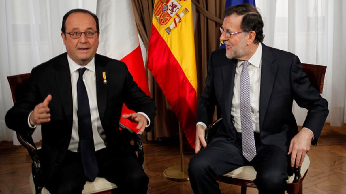 Mariano Rajoy y François Hollande, durante su reunión cara a cara en Málaga, en el marco de la XXV cumbre bilateral.