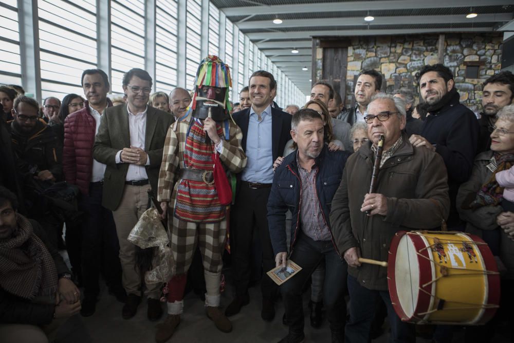 Visita de Pablo Casado a la Feria Raíces