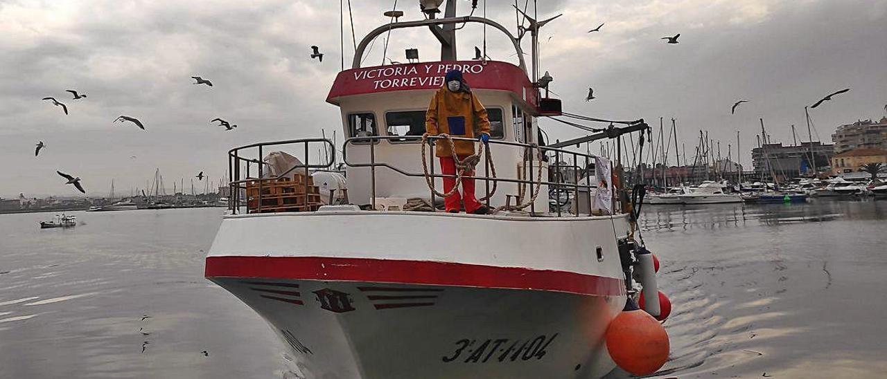 Un barco de pesca profesional, que no ha llegado a dejar de trabajar durante el estado de alarma, en Torrevieja.