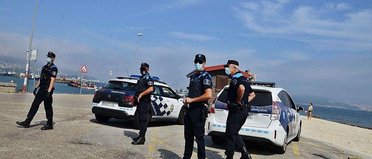 Agentes de la Policía Local de Moaña, este fin de semana vigilando la playa de O Con.