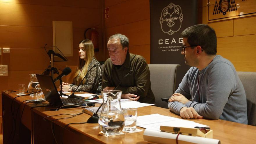 Andrea Villamayor, vocal del CEAG, Ramón Rodríguez y Rubén Domínguez, ayer, durante el acto. | MIKI LÓPEZ