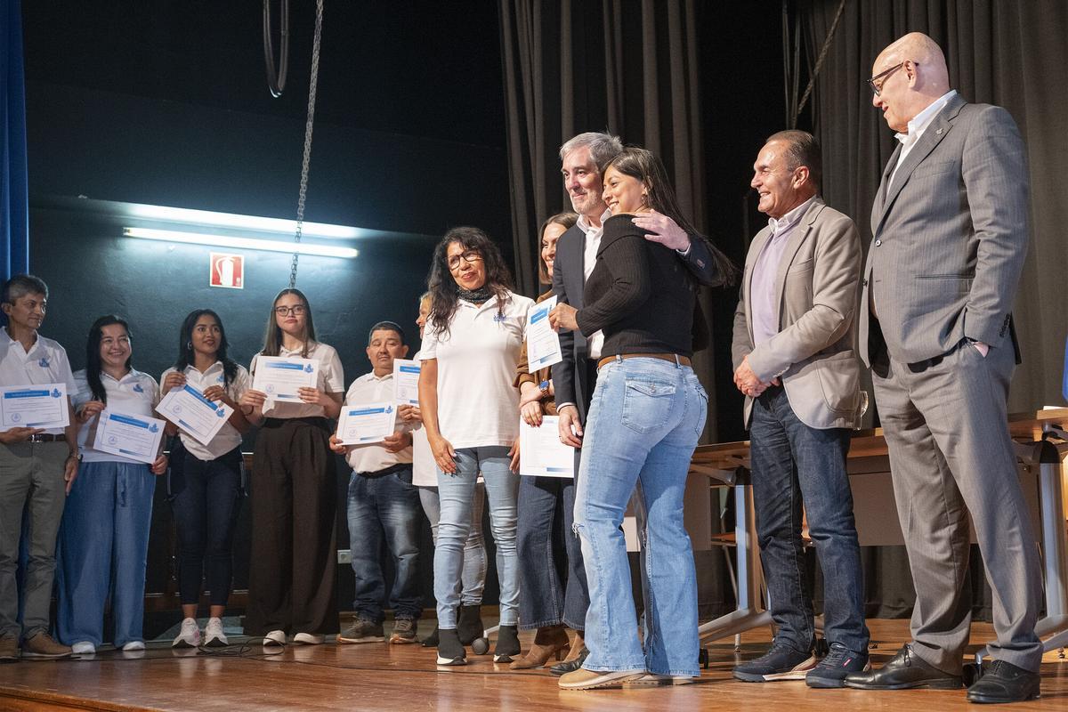 El presidente del Gobierno de Canarias, Fernando Clavijo (4d), ha acudido este jueves al pueblo de Tinajo, en Lanzarote, para la presentación del proyecto piloto 'Rural Domus', una iniciativa para reforzar la atención domiciliaria y el acompañamiento a personas mayores mediante la formación especializada. En el acto le han acompañado, entre otros, el alcalde de la localidad, Jesús Machín (2d); la consejera de Universidades, Ciencia e Innovación y Cultura, Migdalia Machín (5d); y el director general de San Juan de Dios España, Juan José Afonso (1d).