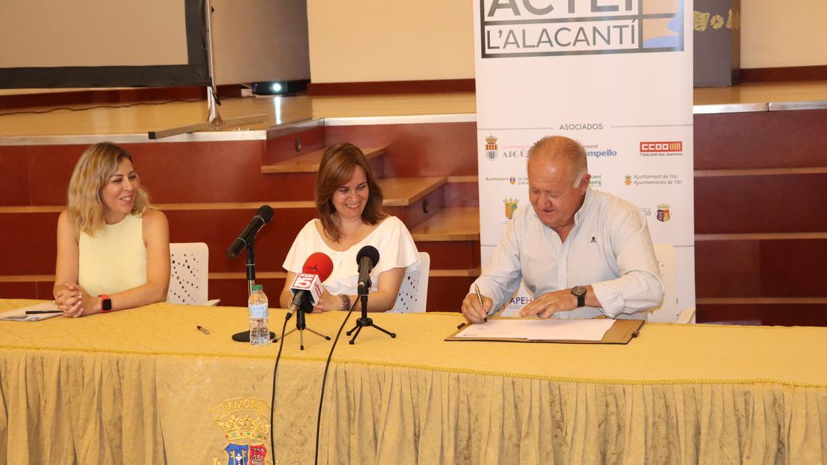 El alcalde de Mutxamel firma su adhesión junto a la alcaldesa de Xixona y la directora general de Ocupación y Formación de la Generalitat